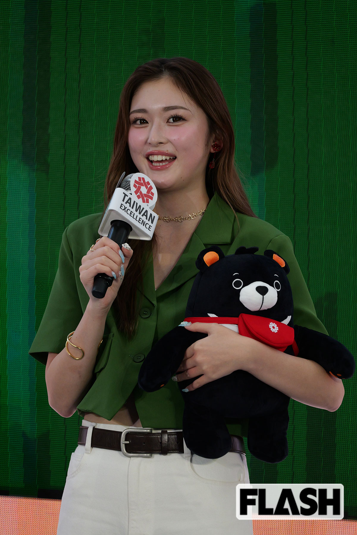 ゆうちゃみ 大胆すぎる“へそ出しコーデ”をキャッチ! にこるん・みちょぱのママタレ化で“現役ギャル”独走態勢へ