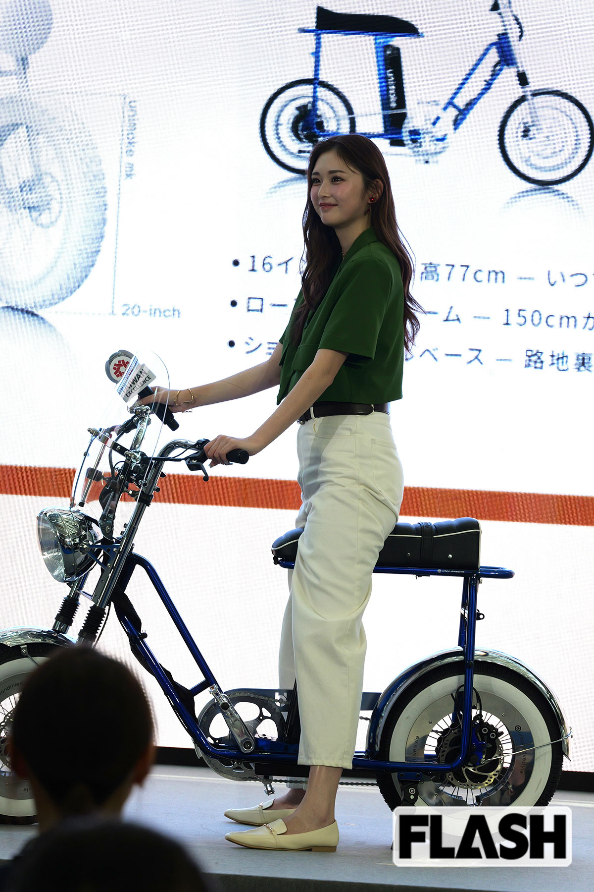 自転車にまたがるゆうちゃみ