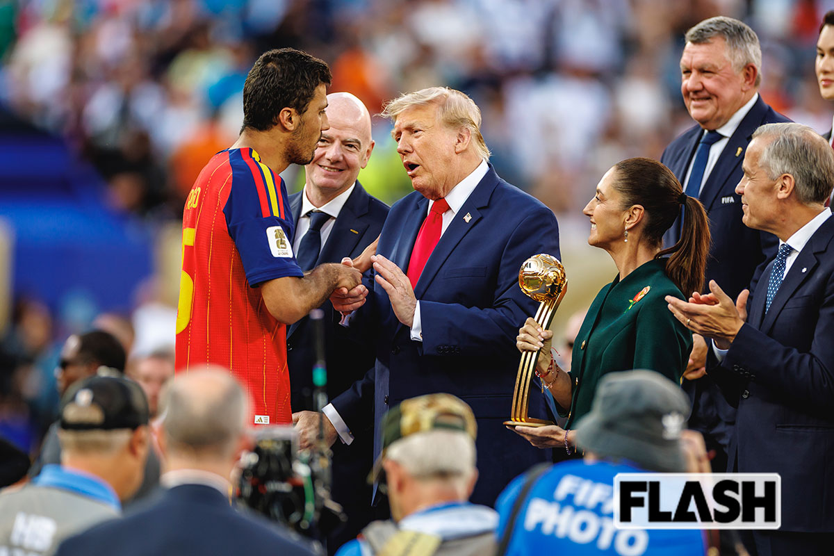 W杯決勝後、トランプ大統領とジャンニ・インファンティーノFIFA会長が、優勝国・スペイン代表にあいさつをおこなった（JMPA）