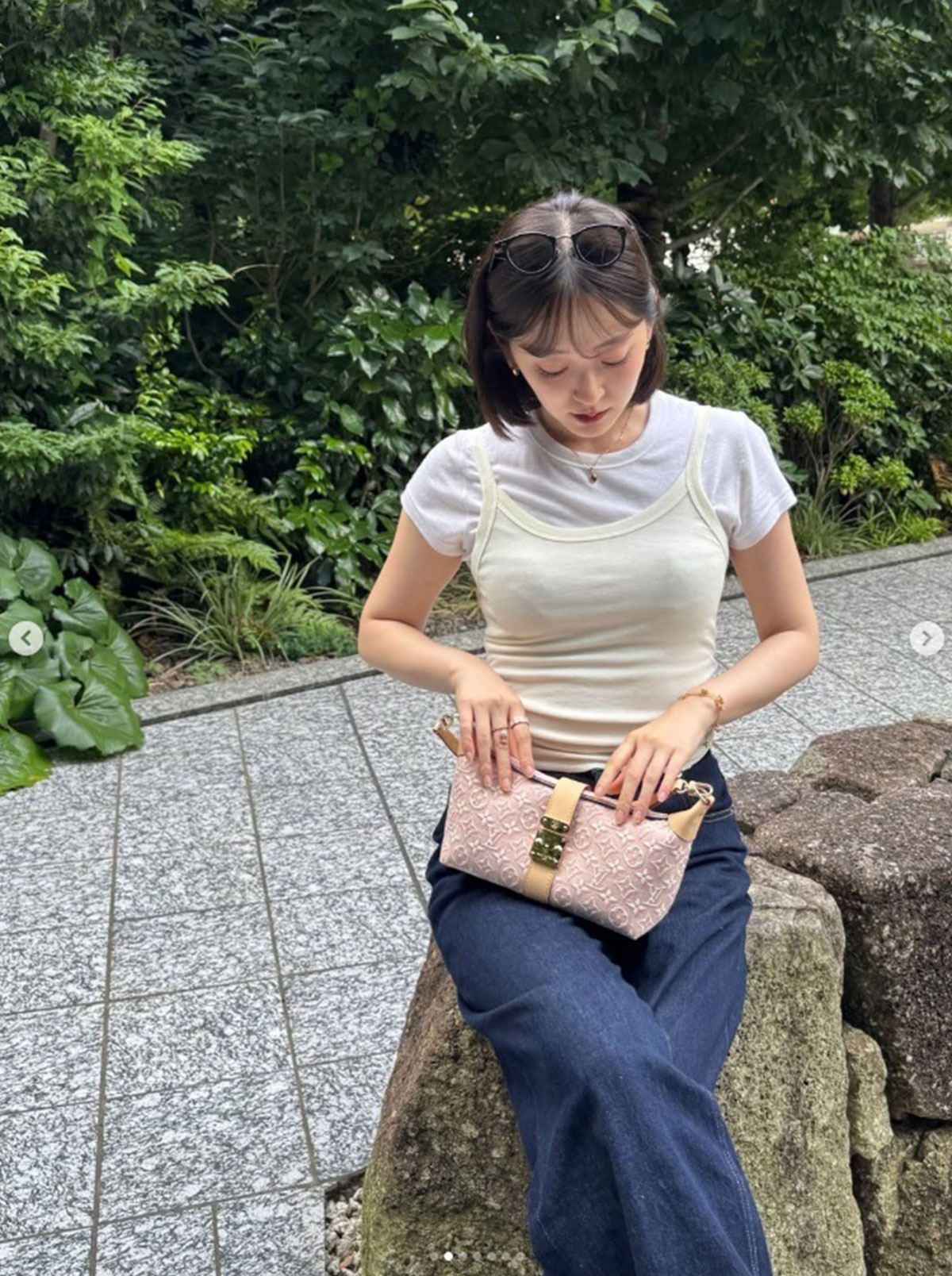 鈴木愛理が公開した最新ショット。ヴィトンのバッグがかすむほどの美貌にファンから絶賛の声があがっている（写真・本人Instagramより）
