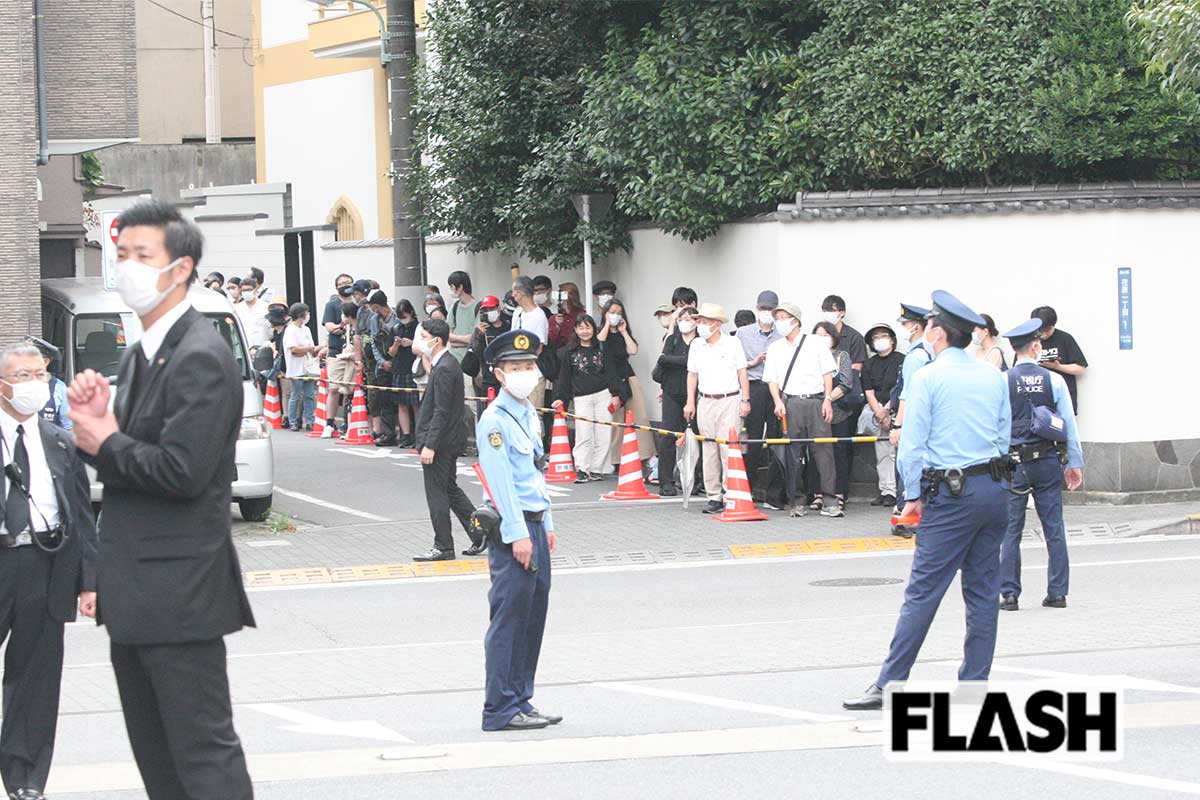 安倍晋三元首相が荼毘に付された桐ヶ谷斎場には、大勢の人が集まった（写真・保坂駱駝）