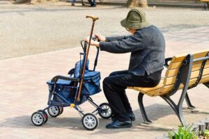 2040年、認知症高齢者の数が子どもの数を上回る！認知症発症のリスクはどこまで軽減できるのか