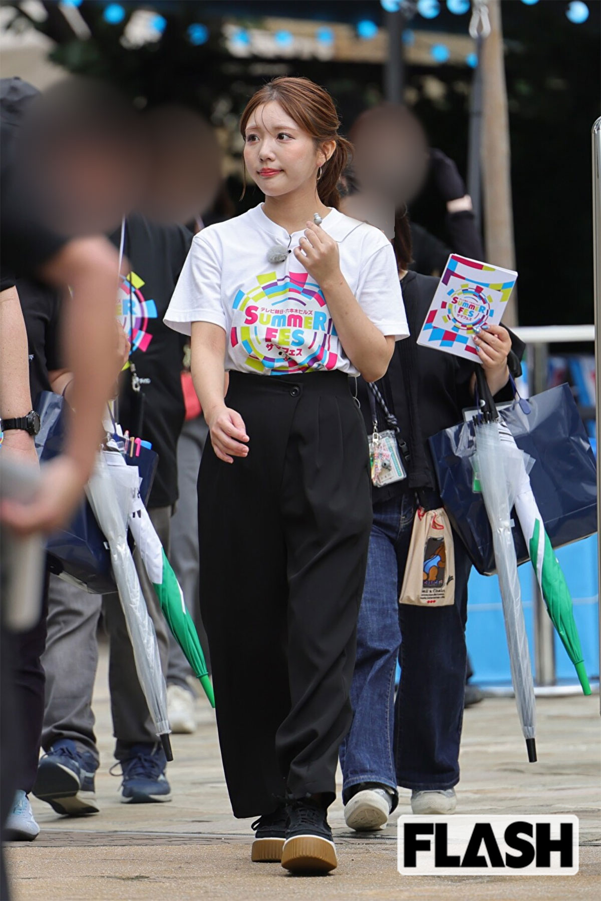 フェスのTシャツ姿で会場を動き回る鈴木新彩アナ