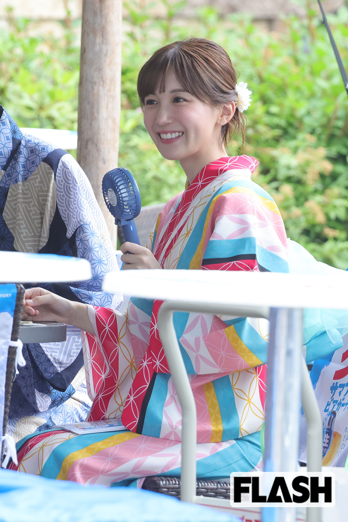 笑顔で打合せをする谷胡桃アナ