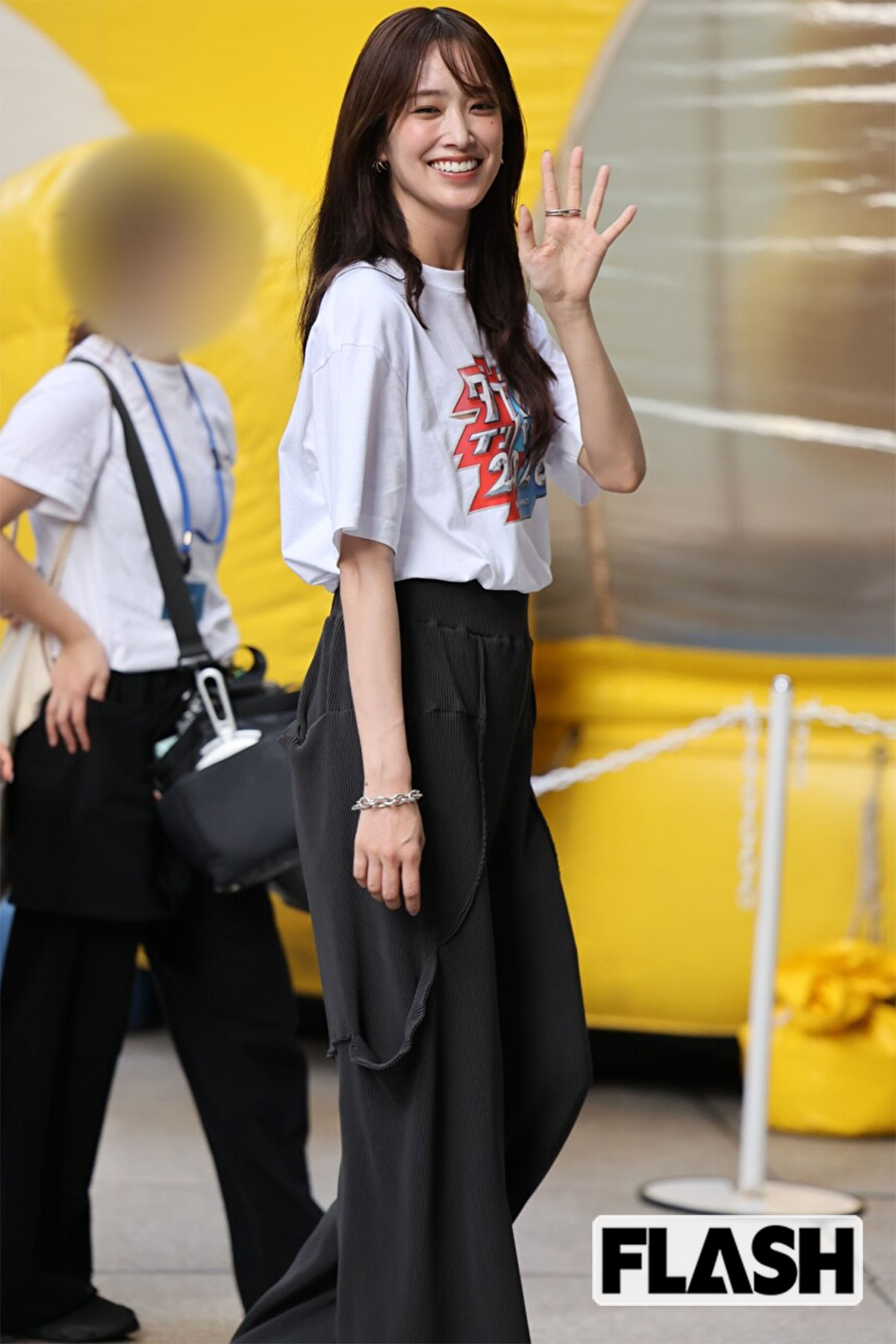 ファンに手を振る元日向坂46の佐々木久美