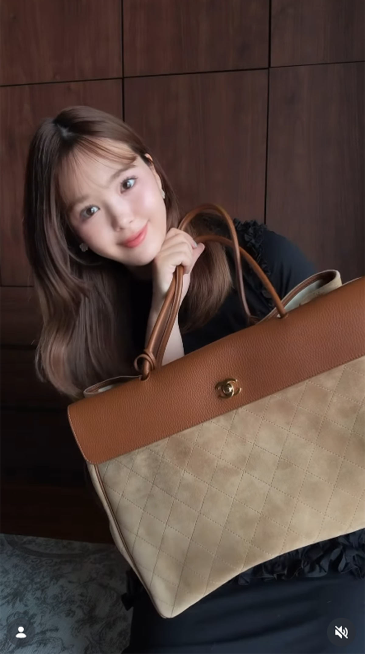 「久しぶりにお買い物した~」と、CHANELのバッグを手に報告した藤田ニコル(画像・藤田ニコルのInstagram「2525nicole2」より)