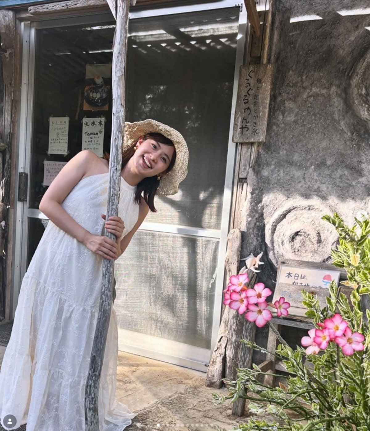 白いワンピースを着た原千晶アナ（写真・本人のInstagramより）