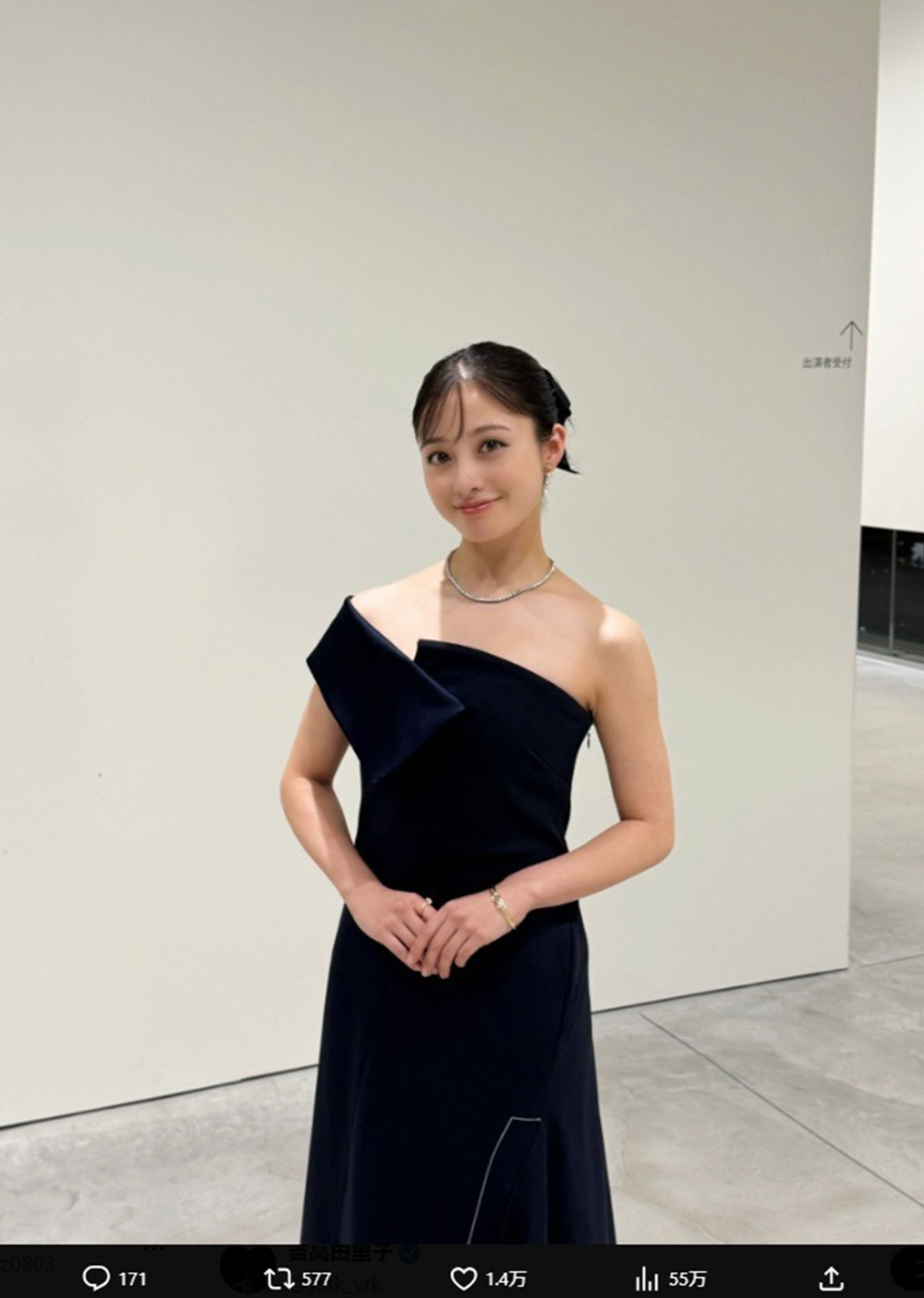 橋本環奈が披露したデコルテ全開の美しいドレス姿（写真・本人のXより）