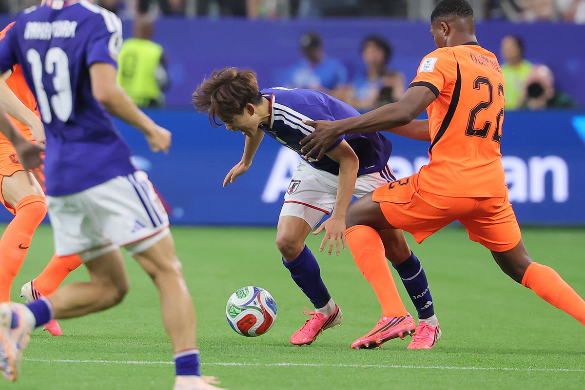 6月14日（現地時間）日本対オランダ戦の後半で、オランダのデンゼル・ダンフリースと交錯し左足を痛めた久保建英（写真・スポーツ報知/アフロ）