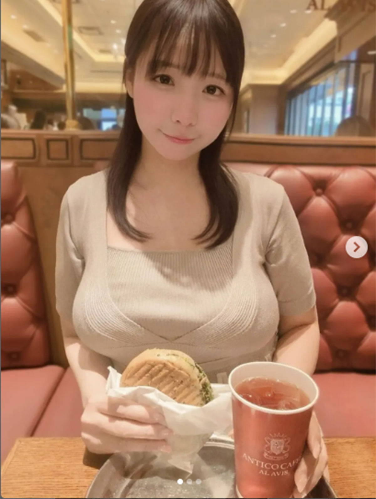 2026年7月21日、恵比寿のカフェで食事する写真を投稿した、なめがたエリアテレビの藤田美咲アナウンサー（画像・『美咲』のInstagram「@misaki.1207a」より）