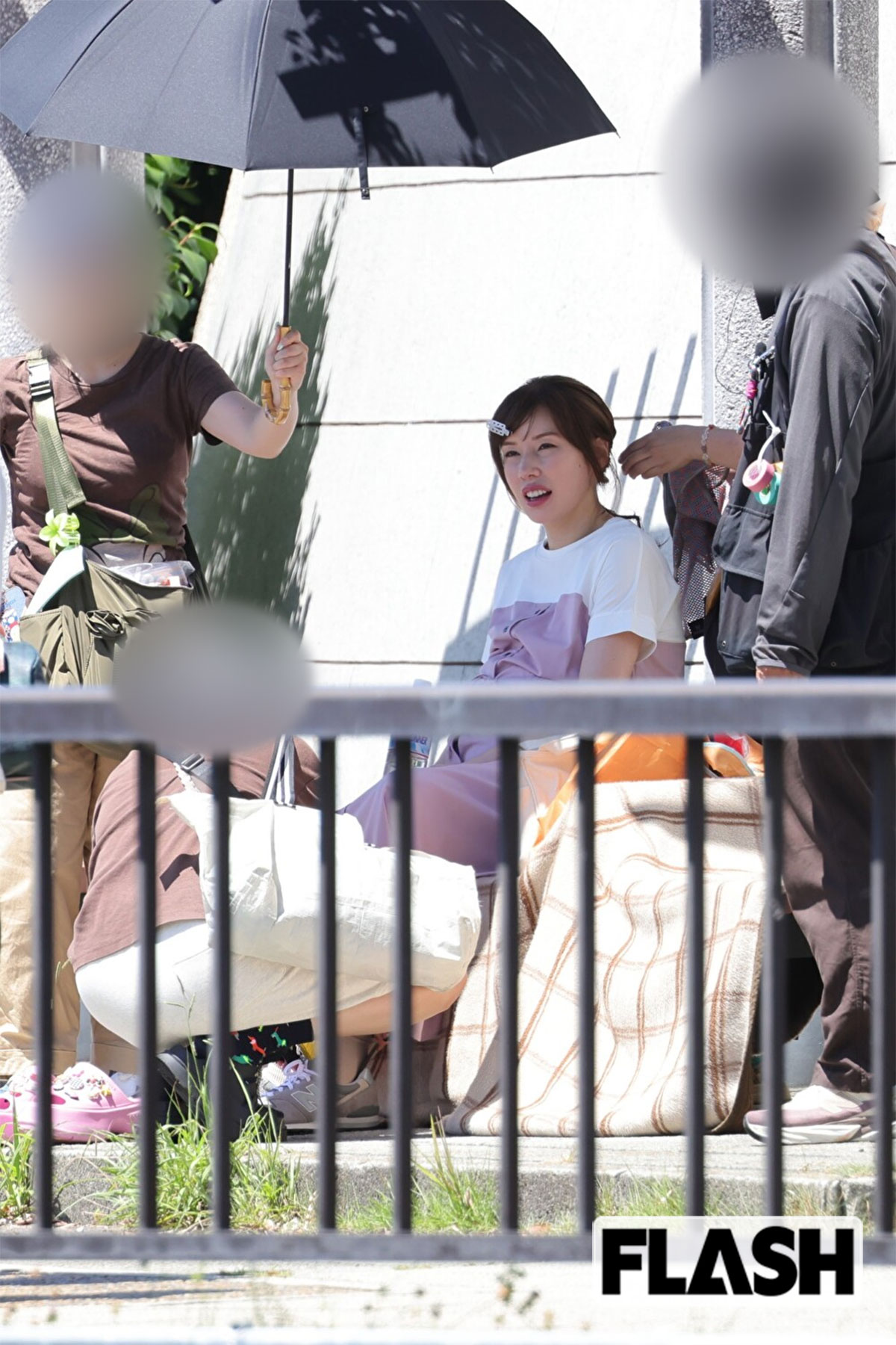 仲里依紗“お腹ぽっこり”妊婦役のロケ姿 『夫婦別姓刑事』めぐる“騒動”後のフジドラマ現場で見せる“姉御肌な一面”