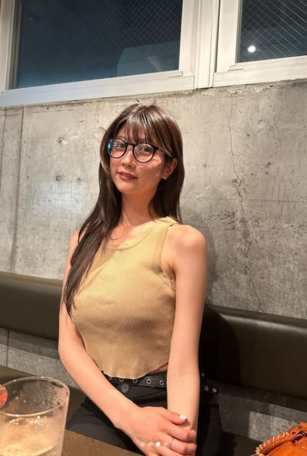ABEMAの瀧山あかねアナのInstagramより。胸元がくっきりと見える服装に、ファンからは歓声が飛び交った