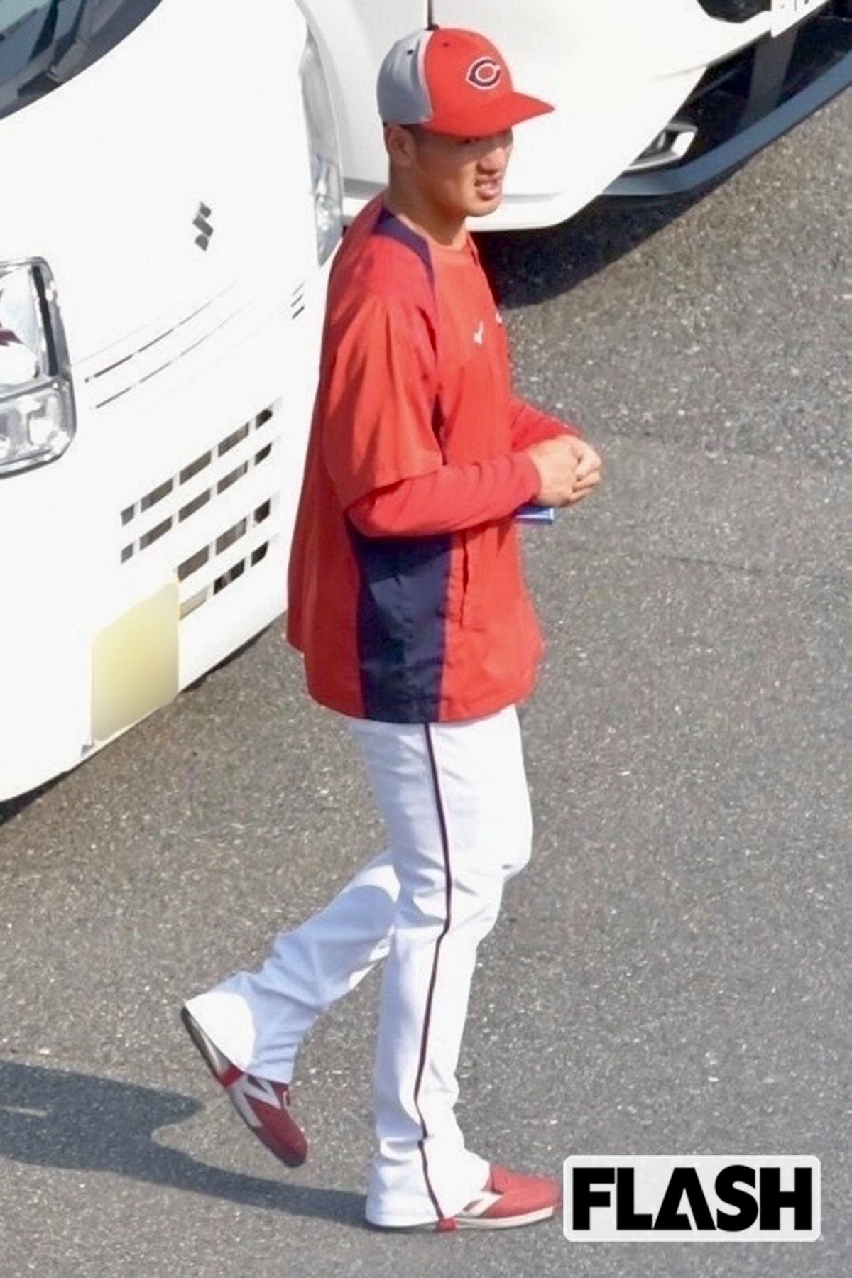 7月23日、8時前に広島カープの二軍施設、大野練習場に入ってきた矢野雅哉。昼過ぎに練習を終えて出てきたが、練習前と練習の合間の複数回、たばこの箱らしき青いものを握って出入りしていた