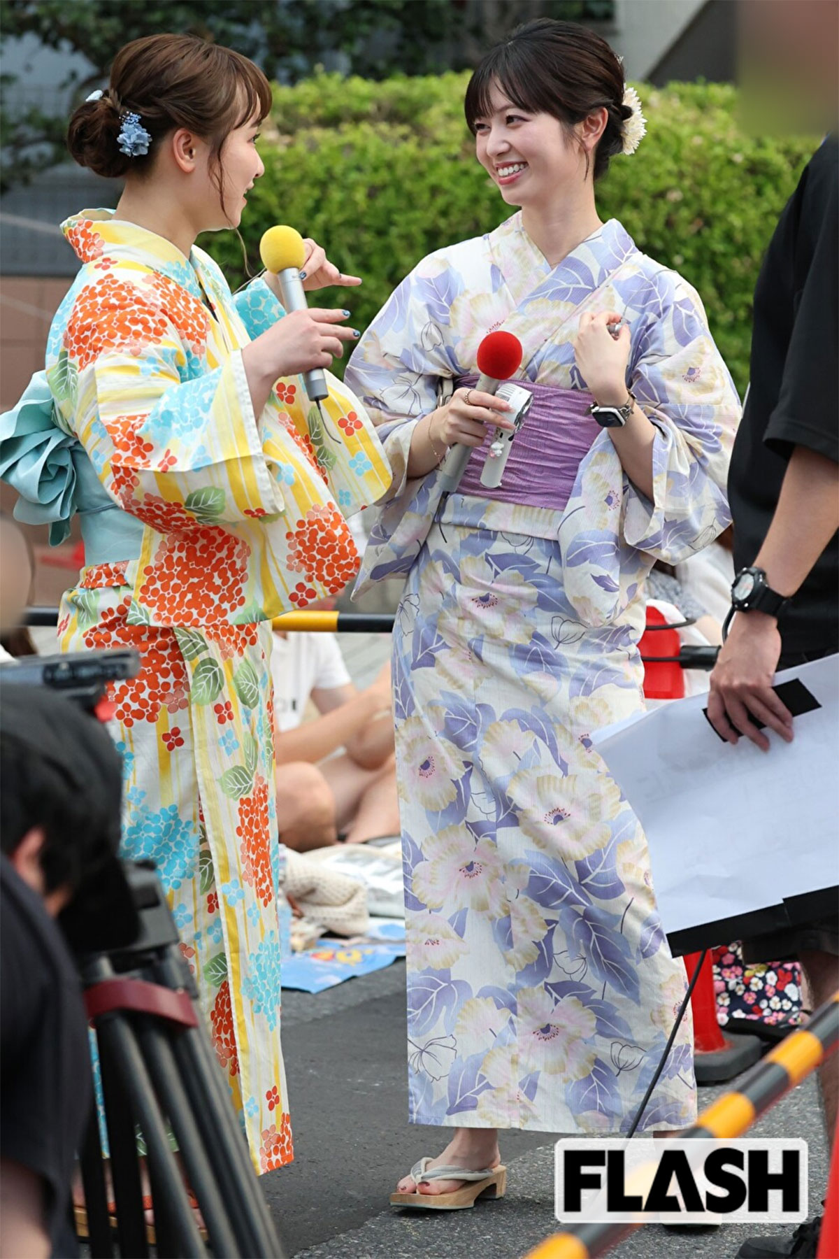 楽しげに雑談をする伊藤美誠（左）と中根舞美アナ