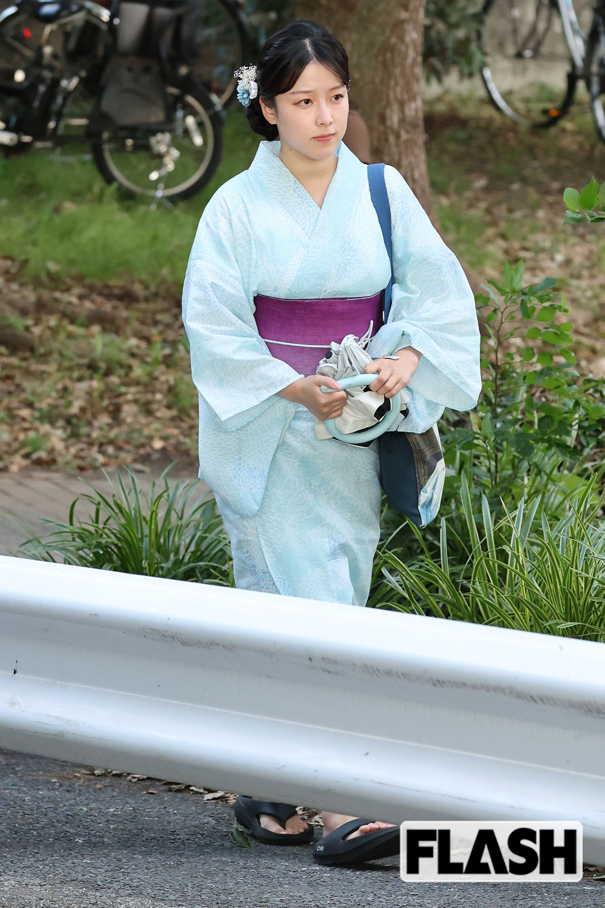 1人で会場を移動する古旗笑佳アナ