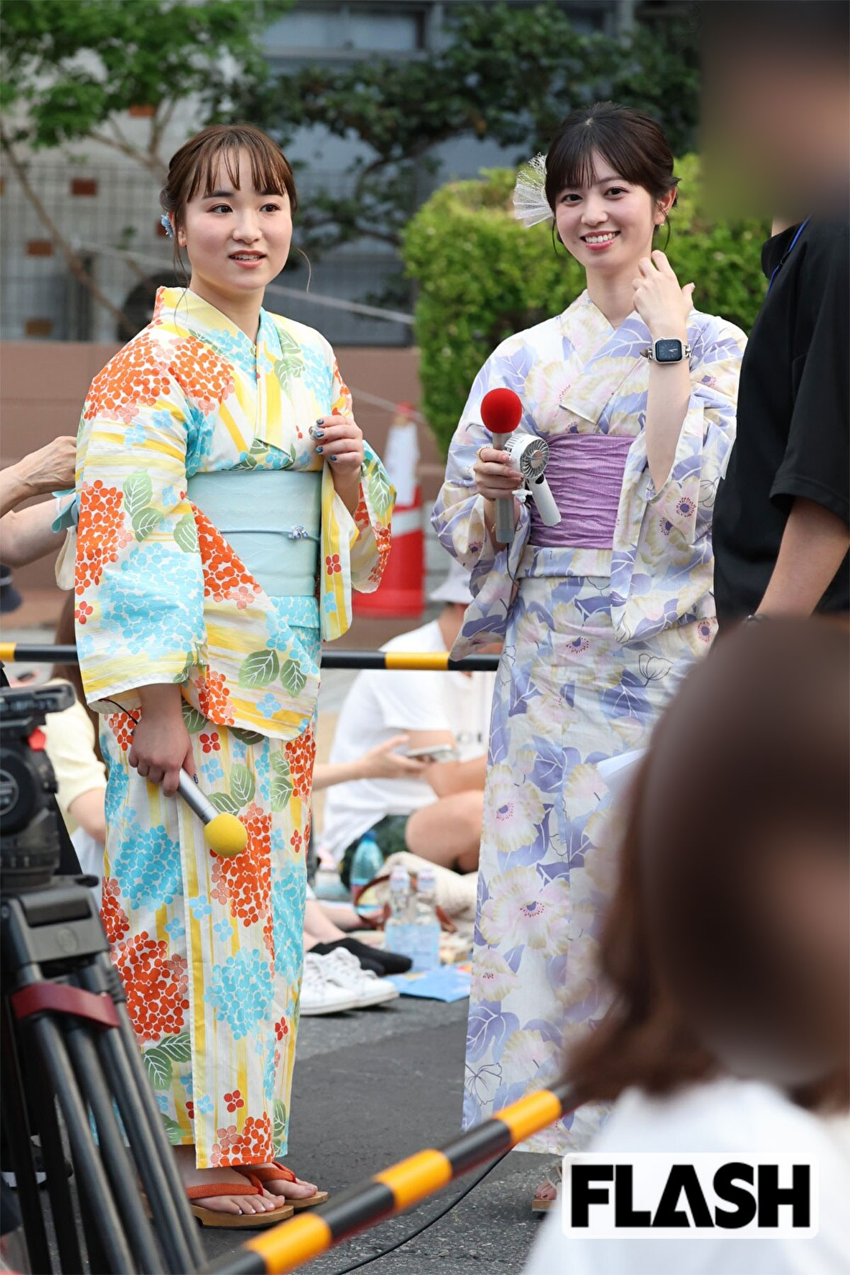 伊藤美誠（左）と中根舞美アナ