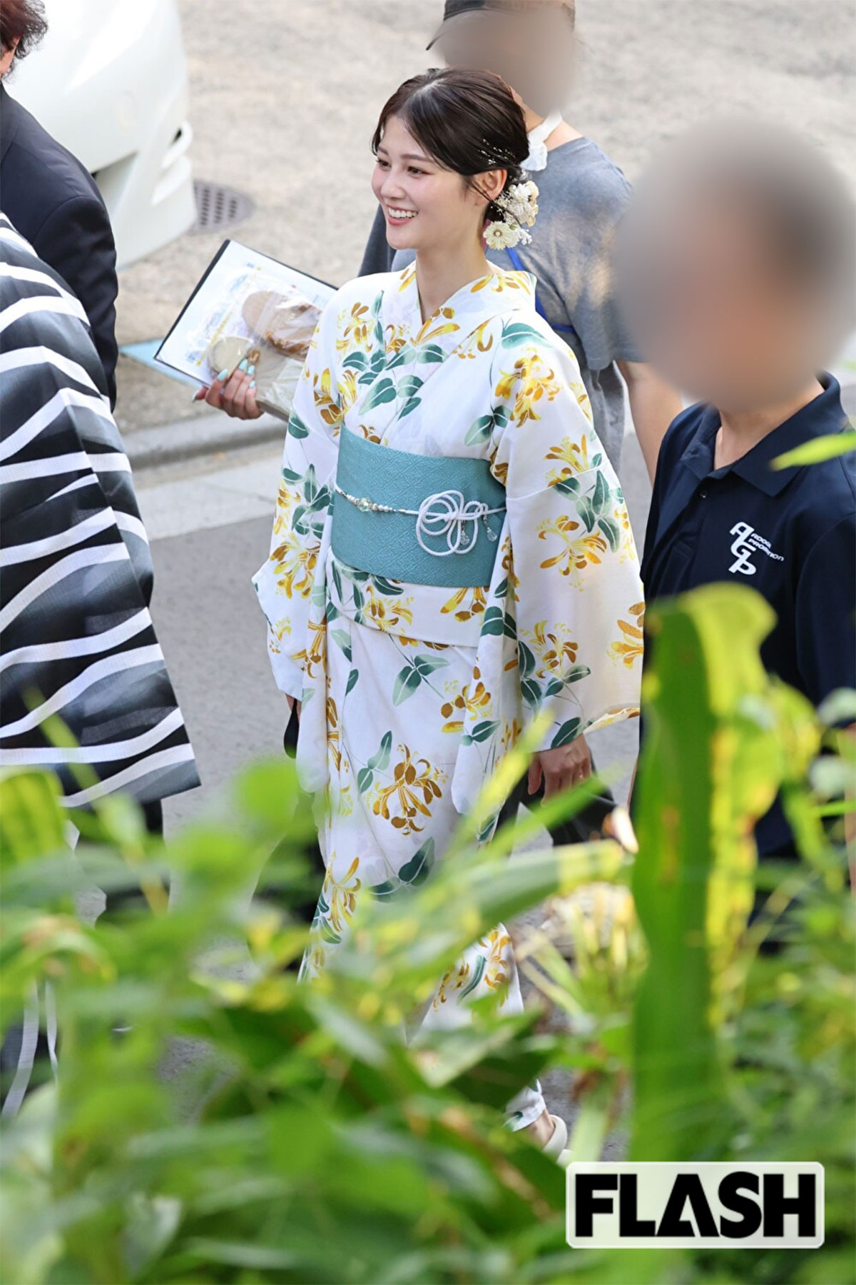 スタッフと談笑しながら移動する中原みなみアナ