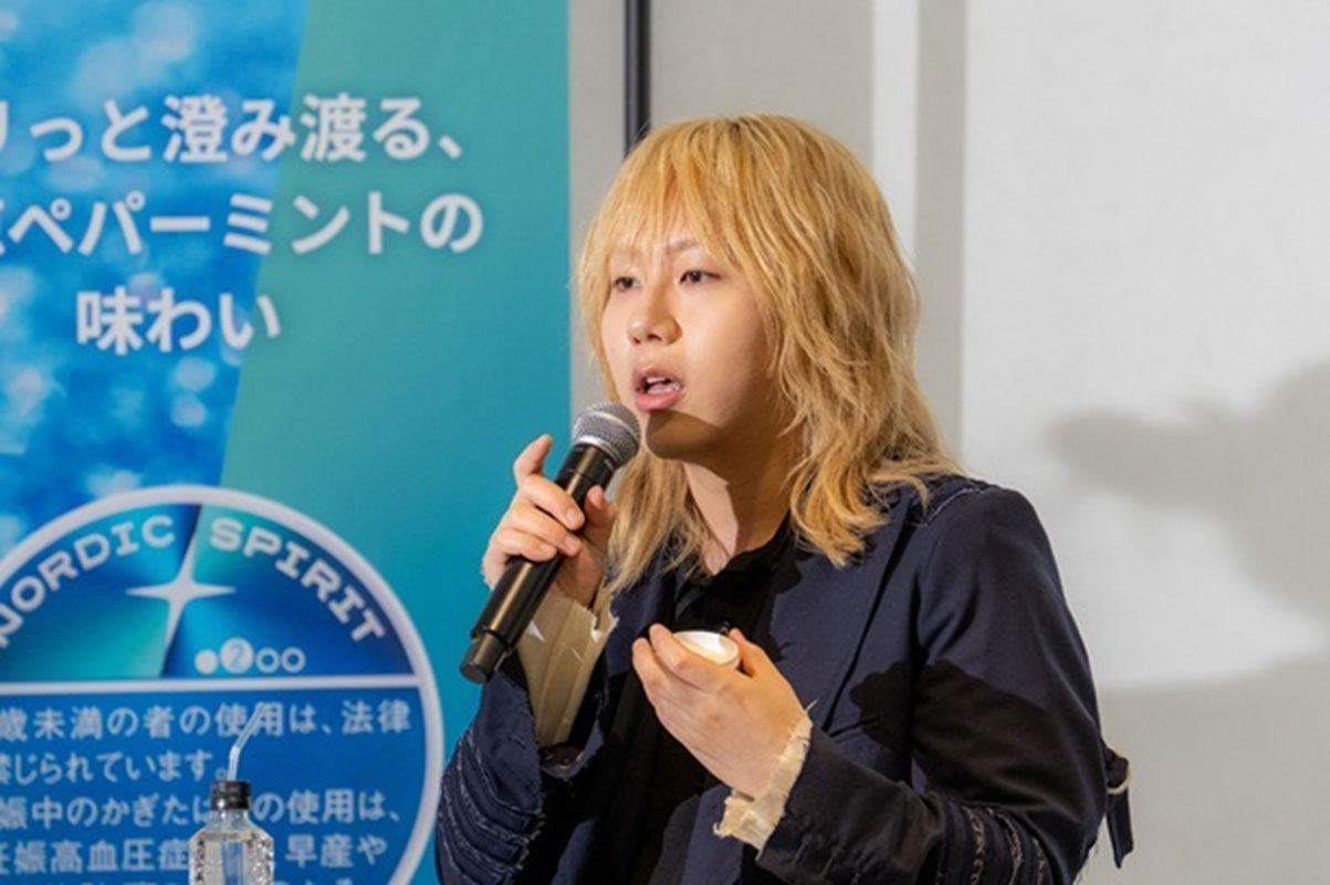 煙も匂いも出ない “新スタイル” たばこを岸谷蘭丸も大絶賛…“集中が途切れない” 仕事のリフレッシュに反響も