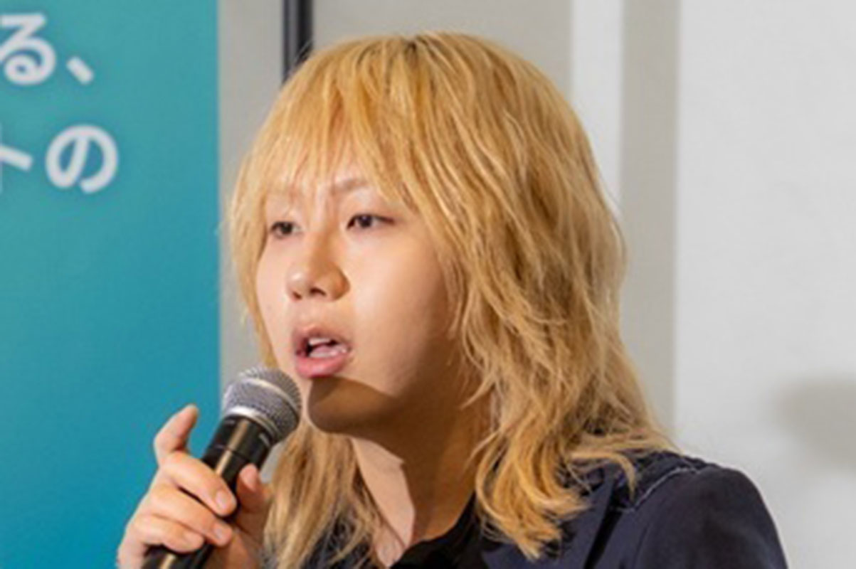 煙も匂いも出ない “新スタイル” たばこを岸谷蘭丸も大絶賛…“集中が途切…