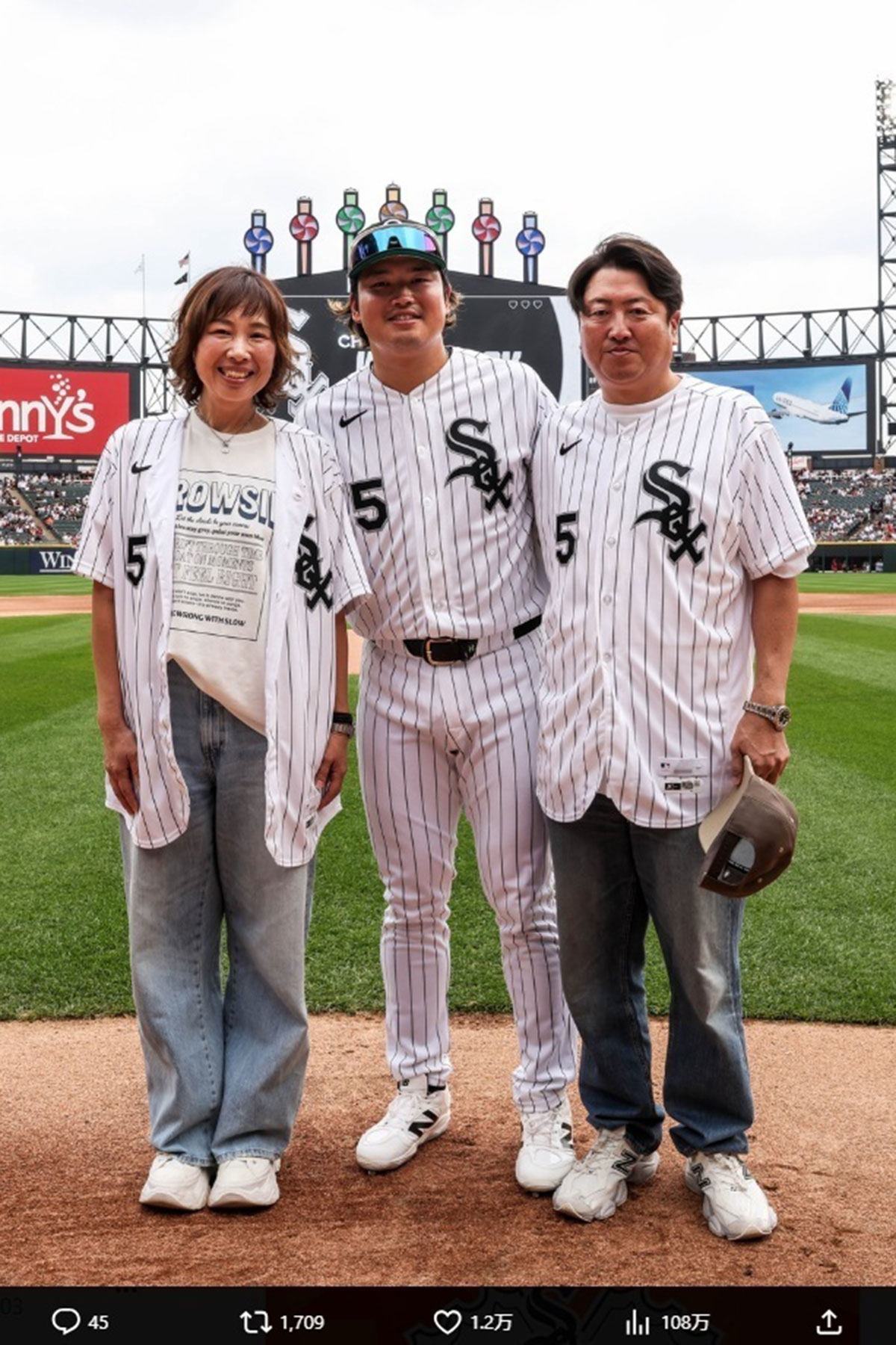 村上宗隆の試合で始球式に登場した両親。背の高さにファンは驚いたようだ（写真・ホワイトソックスの公式Xより）
