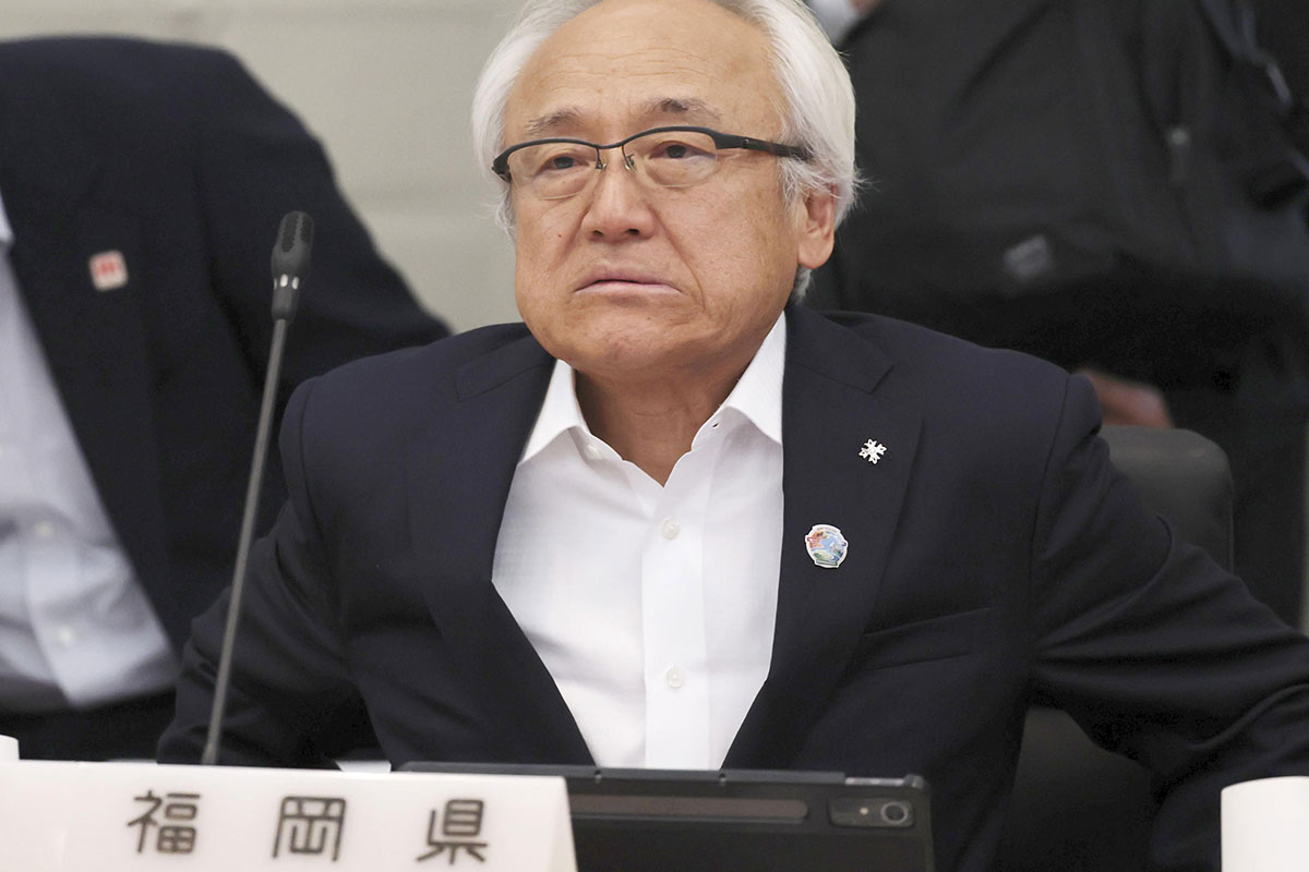 【高額海外視察で大揺れ】“福岡県政のドン” 県議会議長がテレビ局の記者にぶつかって大転倒…本誌が入手した “接触映像” とは