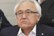 【高額海外視察で大揺れ】“福岡県政のドン” 県議会議長がテレビ局の記者にぶつかって大転倒…本誌が入手した “接触映像” とは