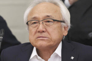 【高額海外視察で大揺れ】“福岡県政のドン” 県議会議長がテレビ局の記者にぶつかって大転倒…本誌が入手した “接触映像” とは
