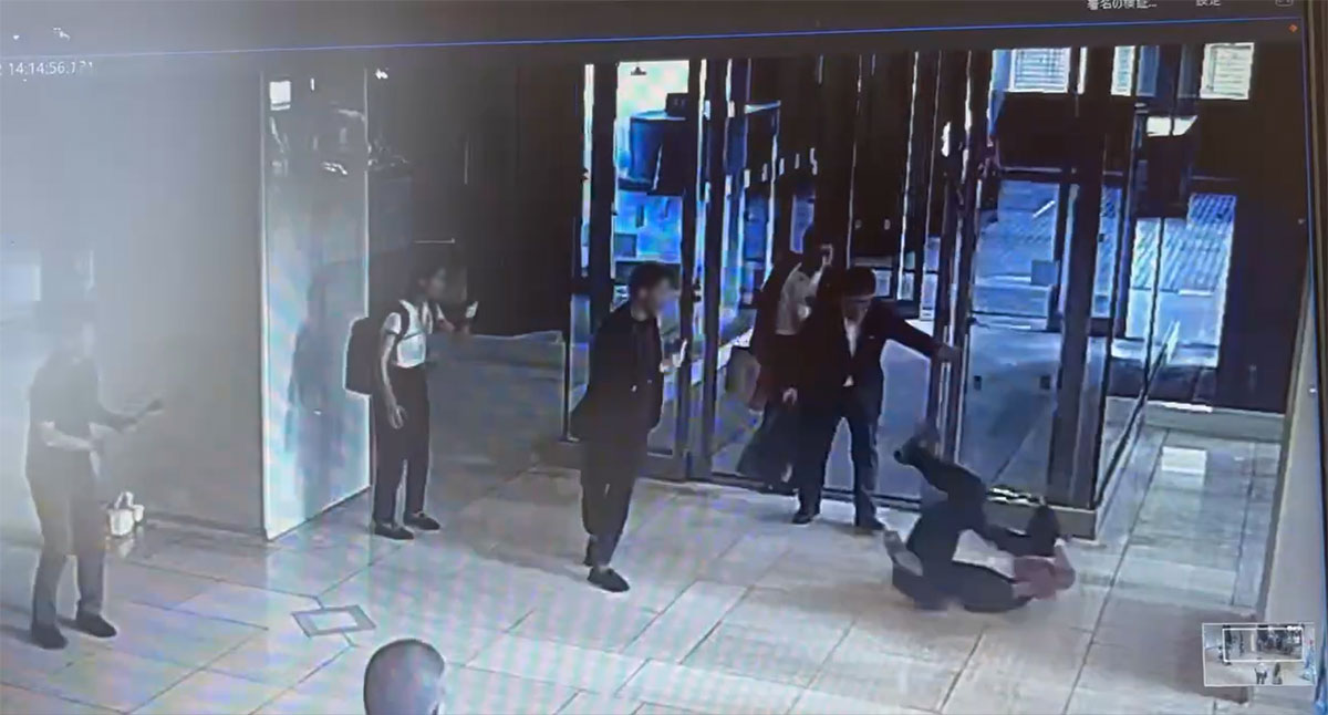 本誌が入手した監視カメラ映像に映る、衝突により転倒した蔵内勇夫・福岡県議会議長にスマホを向ける読売テレビ記者