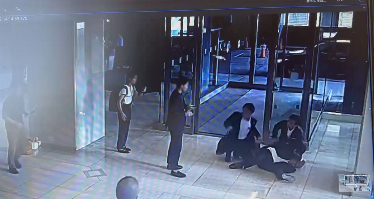 本誌が入手した監視カメラ映像に映る、衝突により転倒した蔵内勇夫・福岡県議会議長に駆け寄る同行者とみられる男性2名