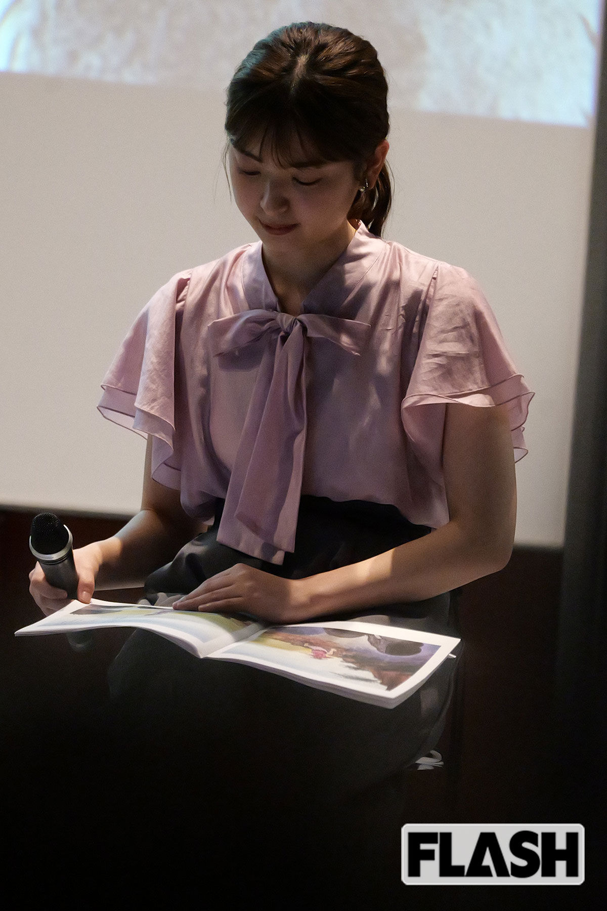 絵本を広げて読み聞かせる瀧口麻衣アナ