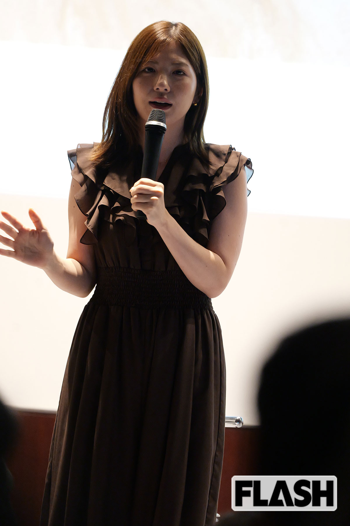 子どもたちに優しく語りかける佐藤真知子アナ