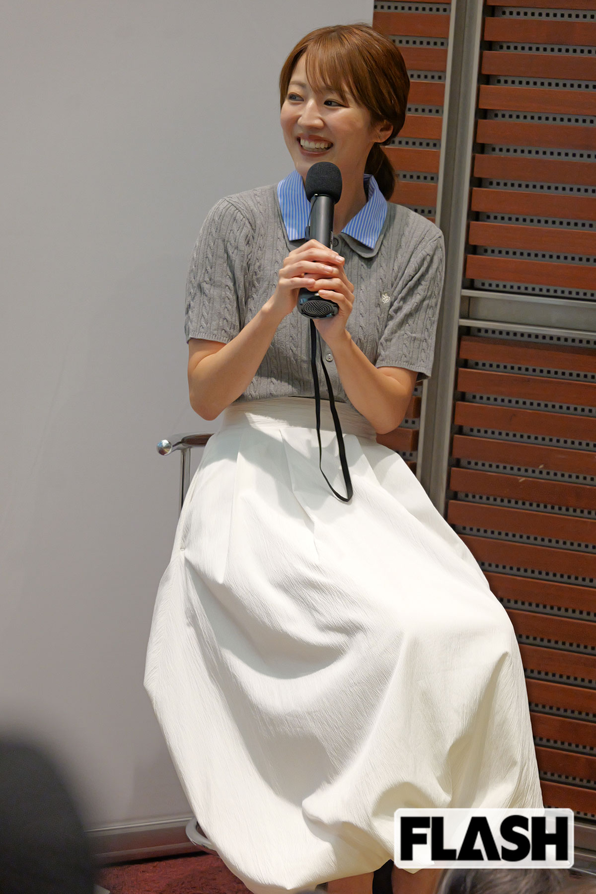 さわやかな白いスカートを着こなす滝菜月アナ