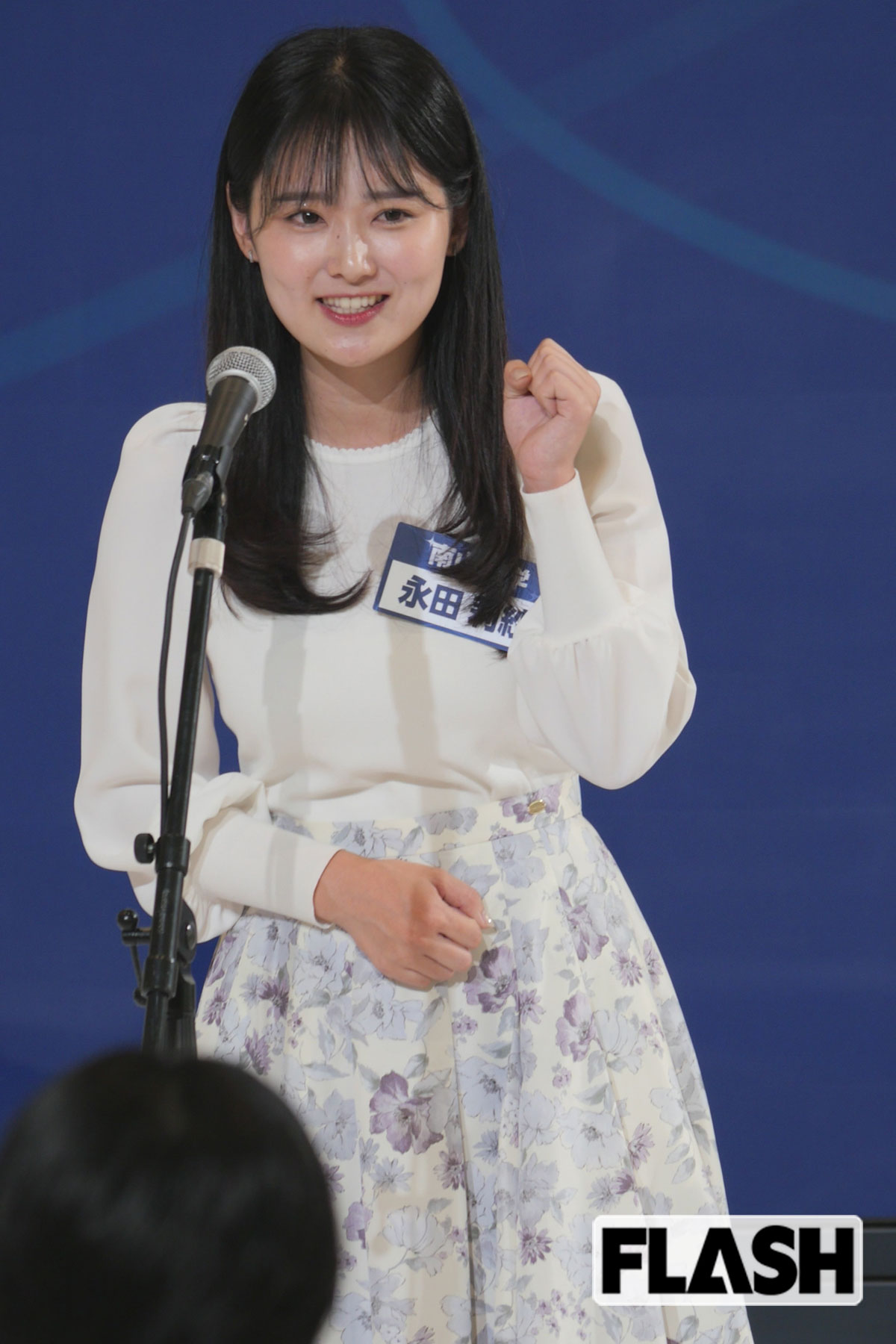 可愛らしいガッツポーズをする永田莉紗アナ