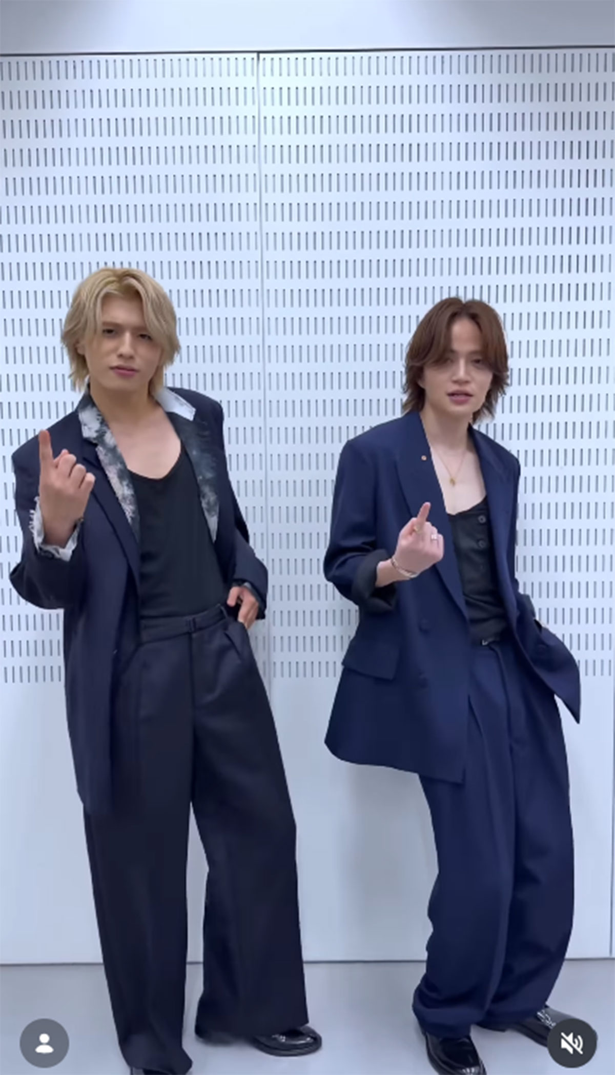 新曲の振付を披露する菊池風磨(右)と篠塚大輝(timeleszの公式Instagramより)