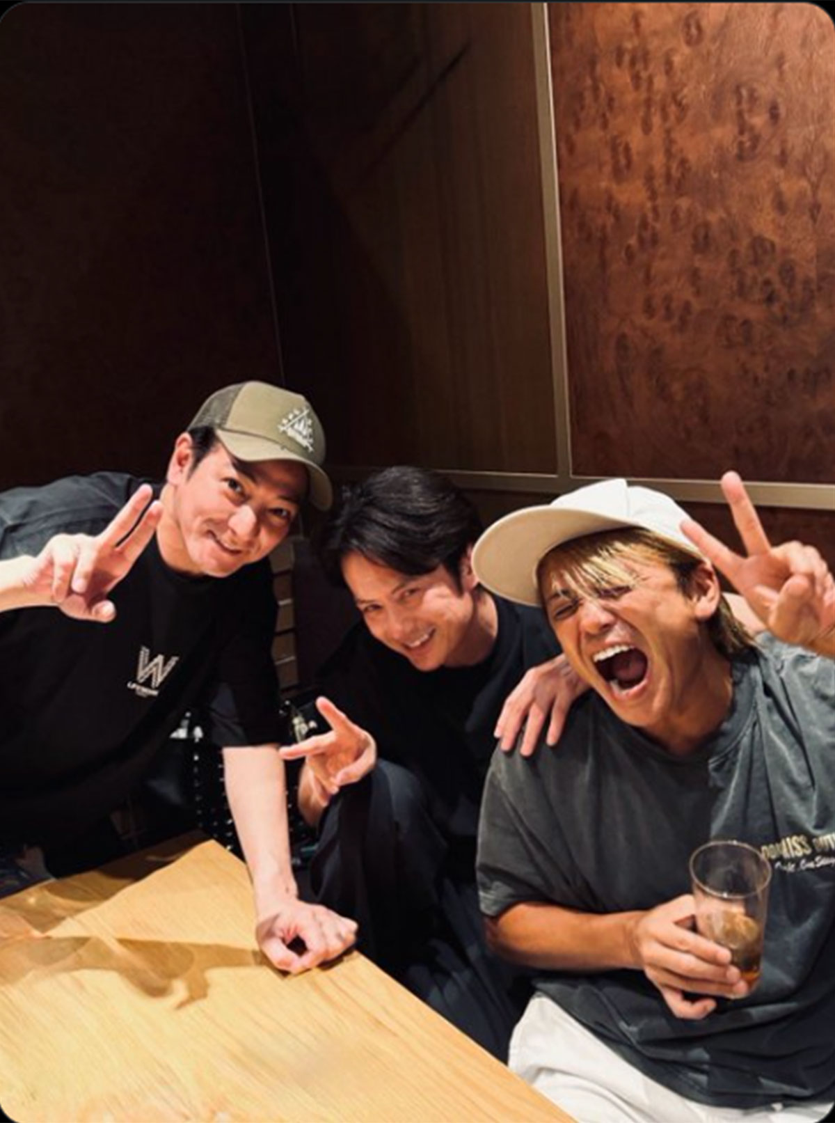 佐藤アツヒロのXより。諸星和己、赤坂晃との再会を果たした