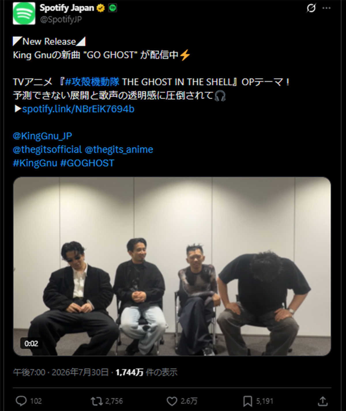 インタビュー動画では、冒頭から常田大希や井口理が大股開きで、視聴者から「態度悪すぎ」との声が寄せられた。常田は長いコメントを一息で語ったが、聞きとりづらく、 “なげやり” だと感じたファンも多かったようだ(画像「Spotify Japan」公式Xより)