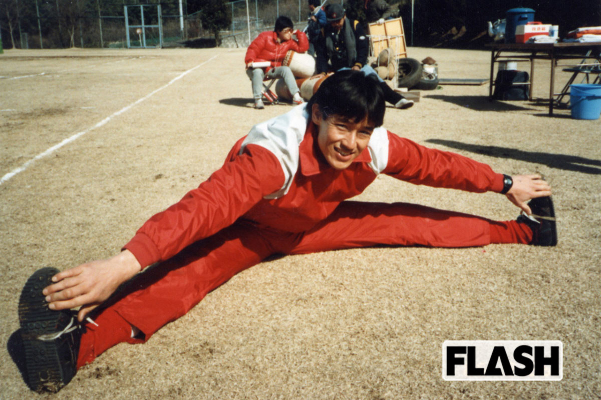 1985年2月、『スクール☆ウォーズ』の撮影中に準備運動をして体をほぐす山下真司