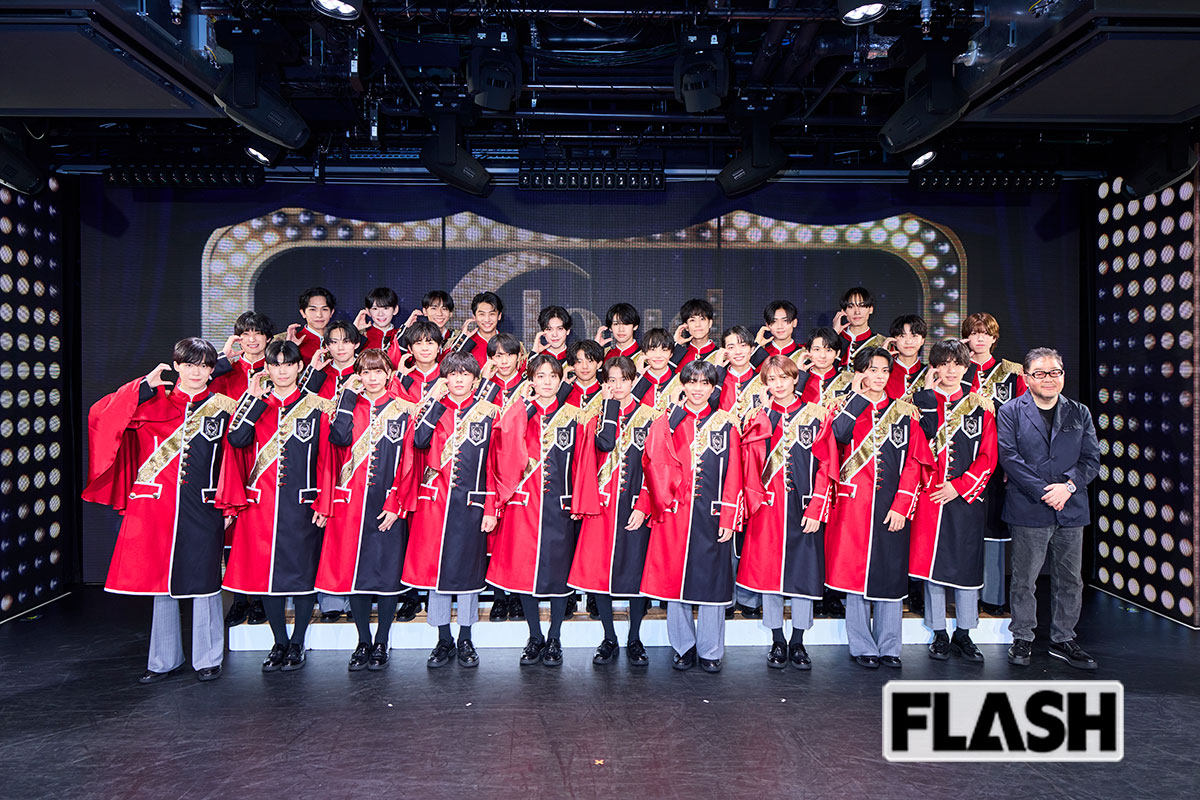 秋元康プロデュース「Cloud ten」、専用シアターで初日公演!目標は「30人全員で東京ドームに立つことです」