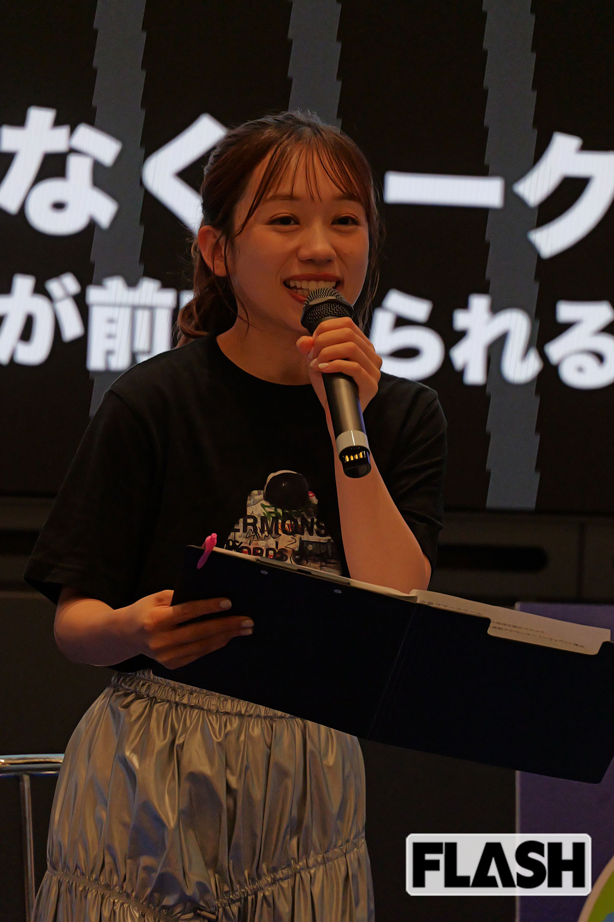 銀色の“スペースライク”なスカートを履いた浦野モモアナ