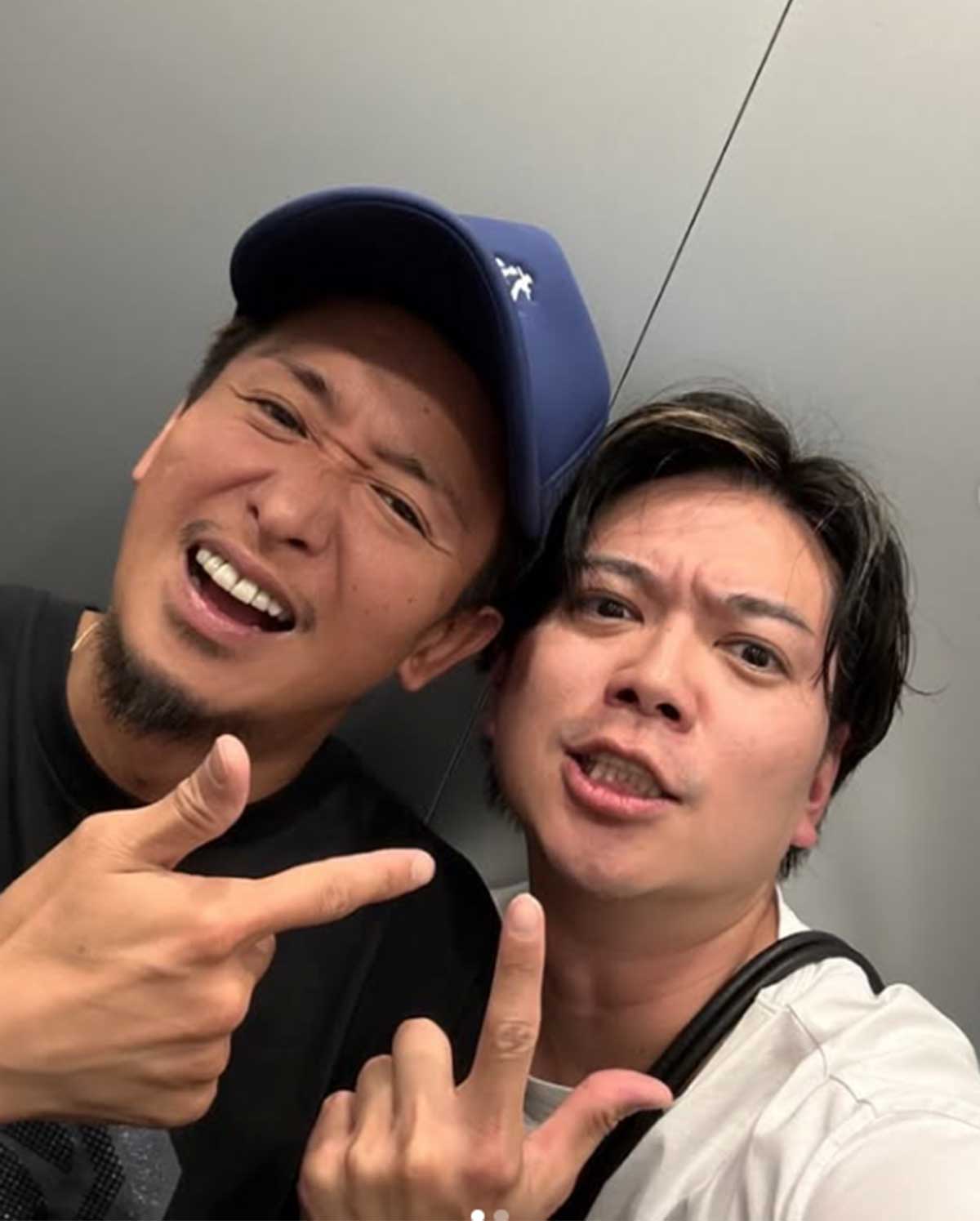 加藤シゲアキのInstagramより。真っ黒に焼け、無精ひげを生やした大野智の姿に、多くのファンから驚きの声が寄せられた。ふだんはオンラインサロンでの活動がメインになっているだけに、貴重な近影となった