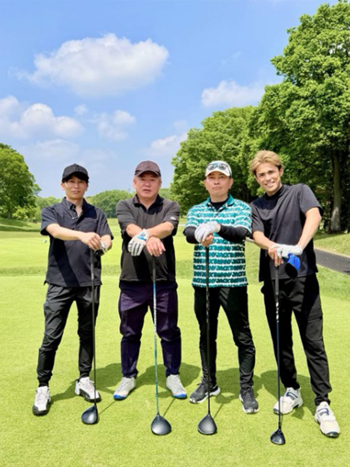 堀江貴文のXより。急逝した清水良太郎（右端）さんについて《こないだゴルフしたばっかりだったのに、、》と書き込んでいる