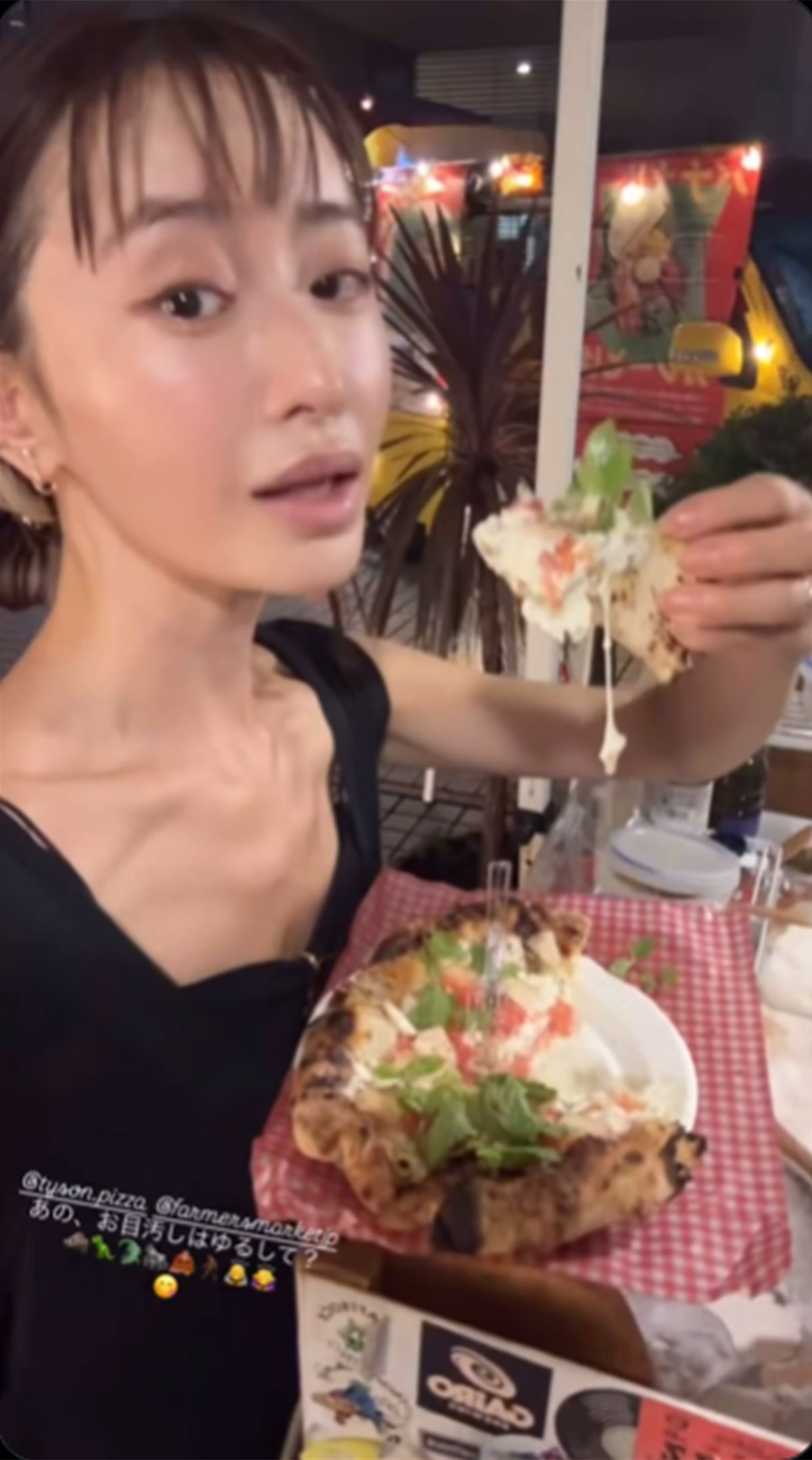 松本まりかのXより。売り上げを全額義援金にするというピザ店での食事シーンだったが、意図が明瞭ではないとして、困惑の声が上がった
