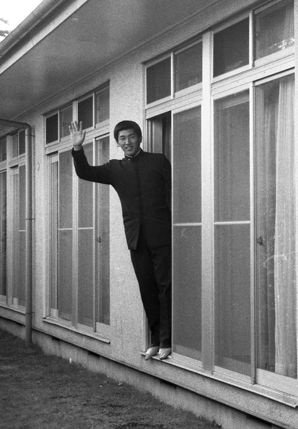 若獅子士寮に入寮し、窓から手を振る清原和博氏（1986年）