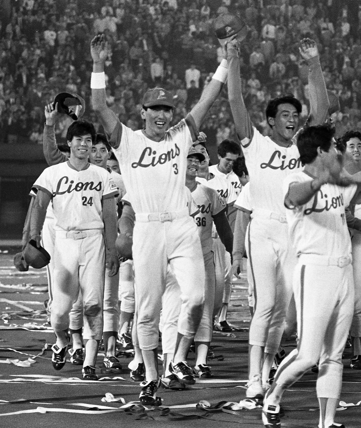 清原和博氏は入団1年めの1986年、日本一を経験。写真はリーグ優勝時。渡辺久信氏と手を取り、喜びを爆発させた