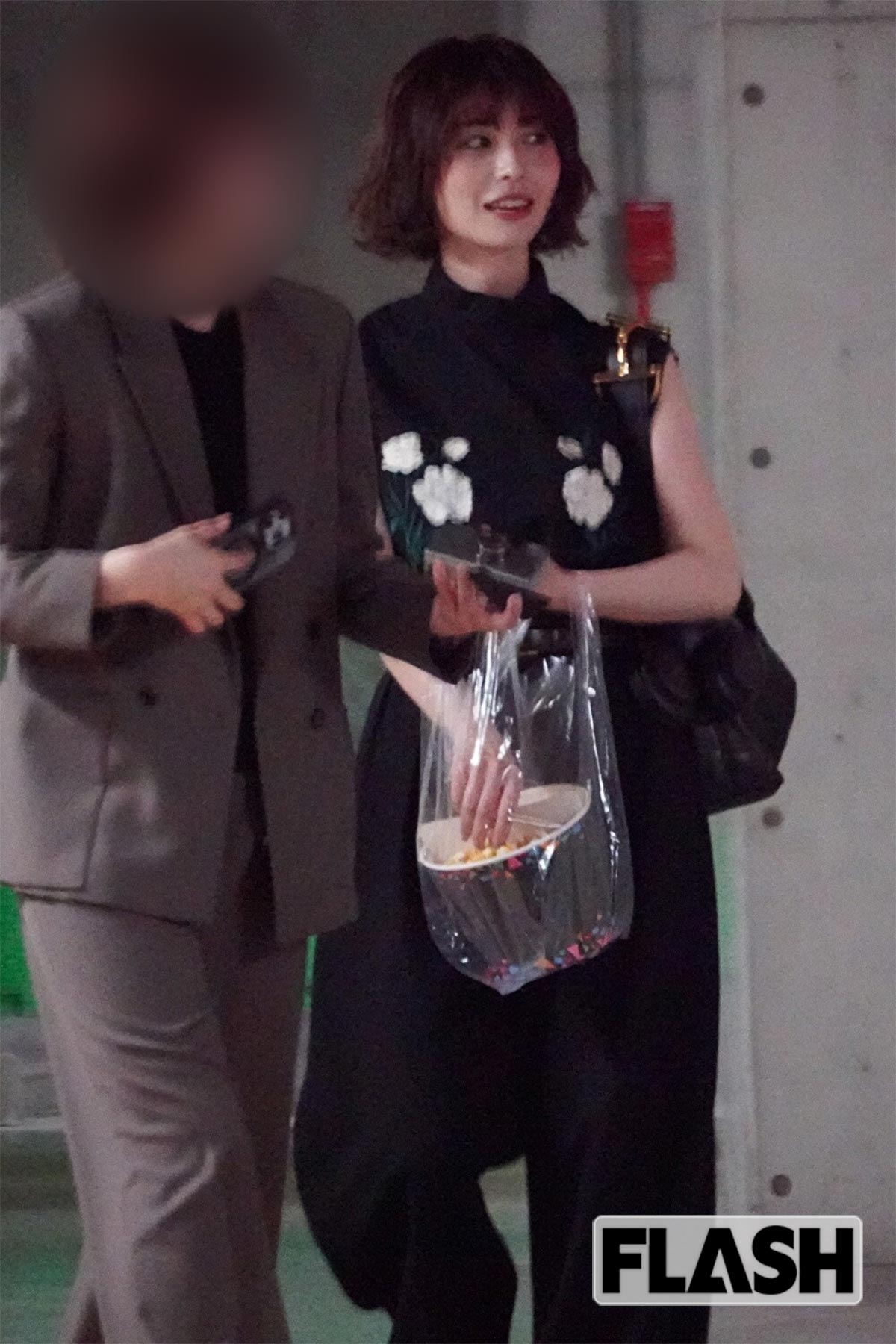 長濱ねる 中島健人との“ラブコメ”映画舞台あいさつで大歓声、お気に入りポップコーンと帰宅するキュートな姿をキャッチ!