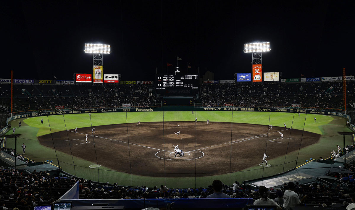 8月5日、開幕式後にナイターで行われた第108回全国高等学校野球選手権大会の開幕戦(写真・共同通信)