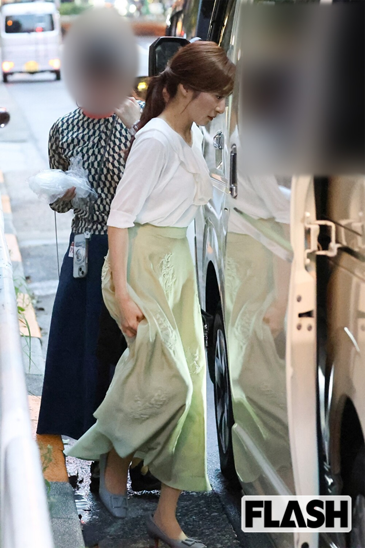 ロケバスに入る市來玲奈アナ