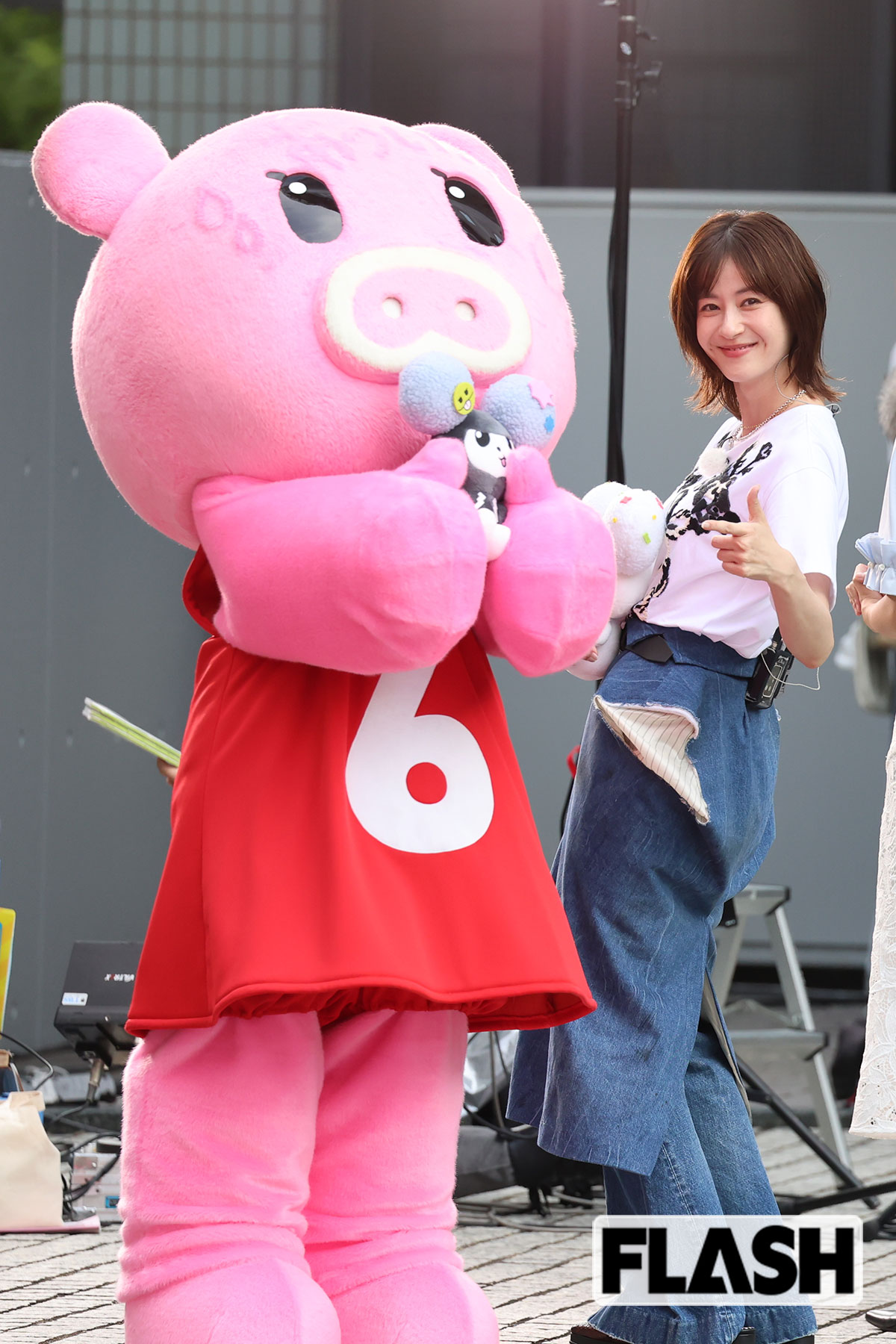 マスコットキャラクターのブーナちゃんとポーズをとる松本若菜