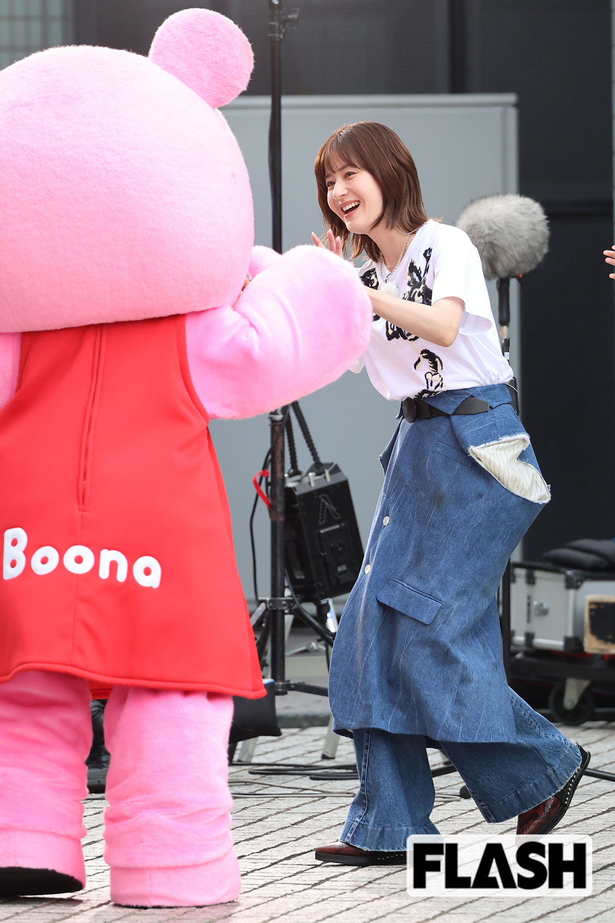 ブーナちゃんと戯れる松本若菜