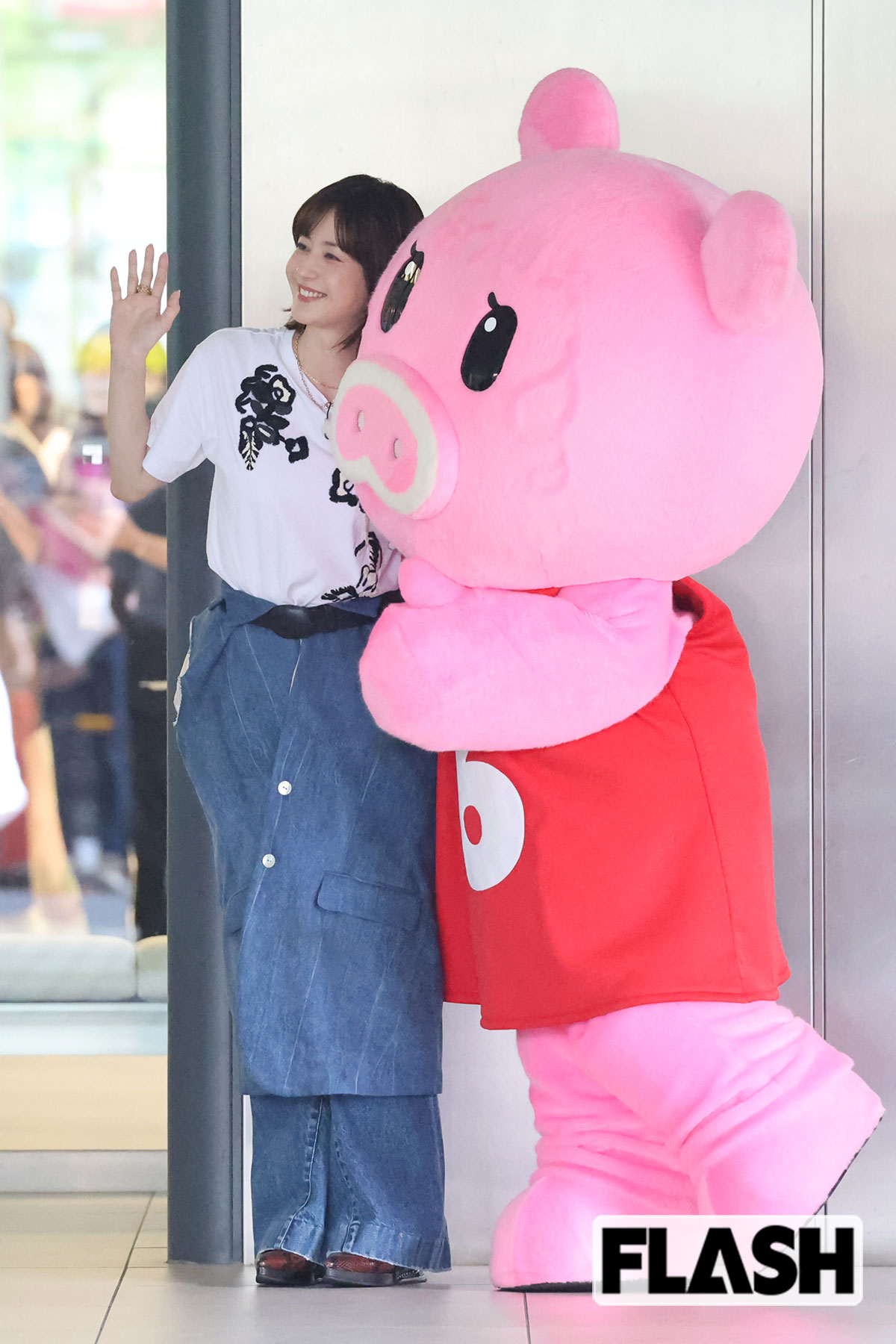 記念撮影をする松本若菜